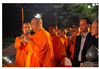 Đại lễ cầu siêu - Thả hoa đăng tri ân bên bờ sông Thạch Hãn