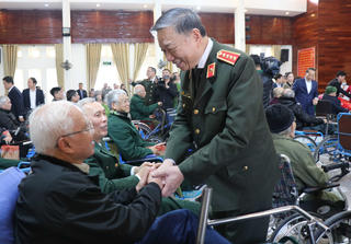 Bộ trưởng Tô Lâm thăm, tặng quà Tết thương bệnh binh, người nghèo tại tỉnh Bắc Ninh
