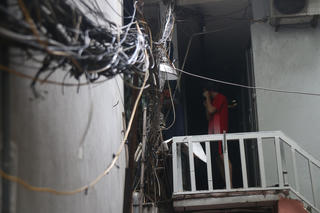 Đường dây diện chằng chịt, người dân sống trong sợ hãi