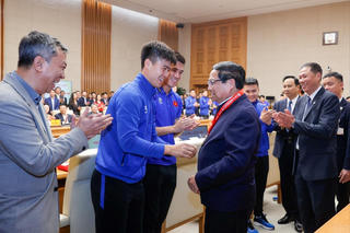 Thủ tướng gặp mặt chúc mừng đội tuyển bóng đá quốc gia