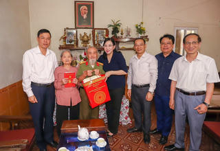 Bí thư Tỉnh ủy Thái Nguyên đi thăm và tặng quà chiến sĩ Điện Biên, cựu thanh niên xung phong