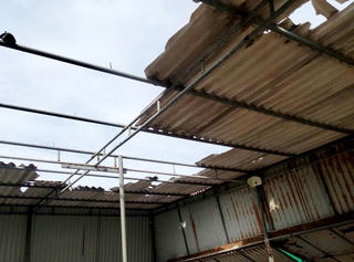 Hà Tĩnh: Lốc xoáy làm nhiều nhà dân tốc mái, hàng trăm cây đổ gãy