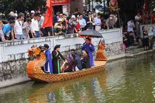 Du khách nô nức trẩy hội Lim