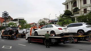 [Ảnh] Cận cảnh dàn xe sang bị đưa đi phục vụ điều tra của nguyên Chủ tịch UBND TP Hạ Long 