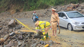 CSGT Lào Cai lập 'cột tiêu sống', vần đá mở đường cho người dân