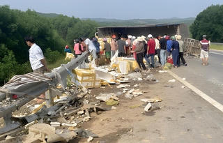 Xe tải chở thuỷ hải sản lật nhào trên cao tốc La Sơn - Tuý Loan