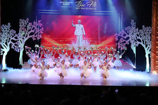 Cảm xúc, lắng đọng đêm nhạc hát về Bác