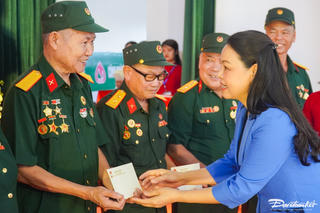 Phó Chủ tịch - Tổng Thư ký Nguyễn Thị Thu Hà thăm, tặng quà người có công tại Ninh Bình