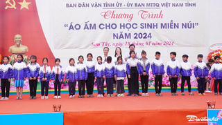 Quảng Ngãi: Trao tặng 4.110 chiếc áo ấm cho học sinh miền núi