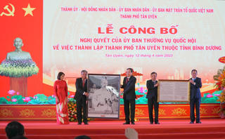 Phó Chủ tịch Thường trực Quốc hội Trần Thanh Mẫn trao Nghị quyết thành lập thành phố Tân Uyên