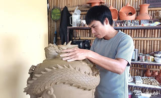 Quảng Nam: Thợ làng gốm tạo hình rồng từ đất sét đón Xuân