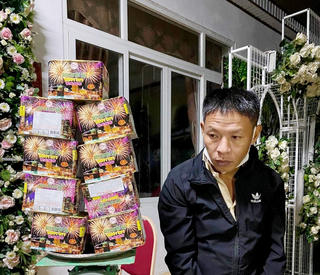 Bắt quả tang đối tượng có nhiều tiền án tàng trữ trái phép pháo nổ