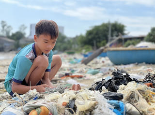 [ẢNH] Rác thải tràn ngập bờ biển An Vĩnh