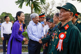 Xúc động lễ dâng hương tưởng nhớ các anh hùng, liệt sỹ tại Nghĩa trang liệt sĩ A1