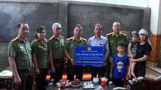 Phú Thọ: Đại uý mất do bệnh hiểm nghèo, hai con được công an nhận đỡ đầu