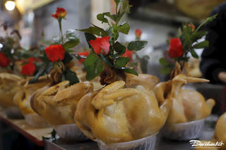 Gà ngậm hoa hồng giá 600.000 đồng hút khách tại 'chợ nhà giàu' Hà Nội