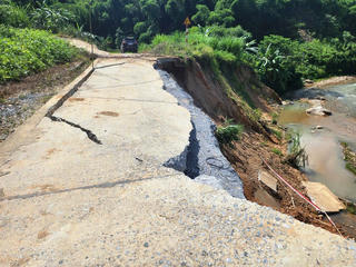 Đường vào Sa Ná bị sạt lở nghiêm trọng