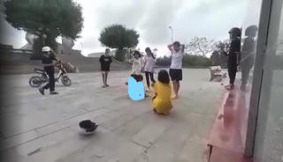 Quảng Trị: Nữ sinh lớp 6 bị bạn đánh, lột áo quần ngay khu vực công cộng