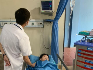 Phú Thọ: Nữ sinh 13 tuổi bị hôn mê sau khi ăn tôm, cua