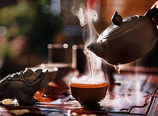 Ngồi xuống uống một chén trà