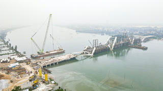 Rộn ràng thi công trên cầu nghìn tỷ tại Quảng Bình