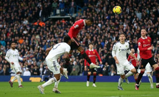 Thắng Leeds United, MU 'vượt mặt' Man City
