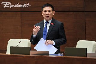 Bộ trưởng Tài chính bị 'truy' về xe biếu tặng