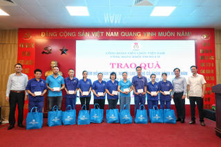 Khối thi đua II, Công đoàn Viên chức Việt Nam thăm, tặng quà công nhân có hoàn cảnh khó khăn