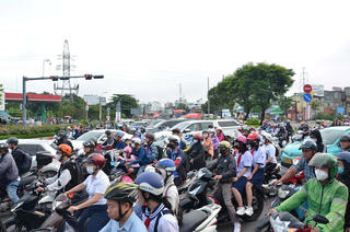 TP Hồ Chí Minh: Người dân vất vả vì ùn tắc sau lễ