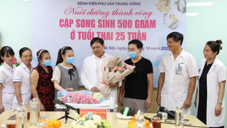 Nuôi dưỡng thành công cặp song sinh 500 gam ở tuổi thai 25 tuần