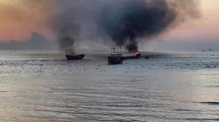 Bốn tàu cá bất ngờ bốc cháy dữ dội ngoài khơi biển Quảng Bình