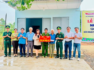 Báo Đại Đoàn Kết phối hợp với BĐBP Đắk Lắk bàn giao nhà Đại đoàn kết cho người nghèo ở vùng biên