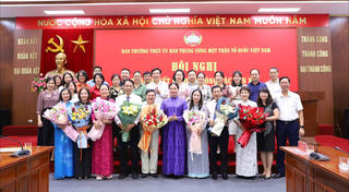 Cơ quan UBTƯ MTTQ Việt Nam trao quyết định cho các đồng chí nghỉ hưu trước tuổi theo Nghị định 178