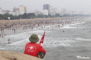 Hình ảnh biển Sầm Sơn trong ngày nghỉ Giỗ tổ