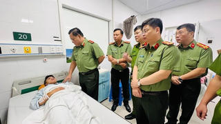 Thăm hỏi, động viên chiến sỹ bị thương trong khi làm nhiệm vụ chữa cháy tại quận Thanh Xuân