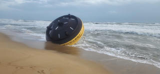 Quảng Ngãi: Phát hiện vật thể lạ trôi dạt bờ biển