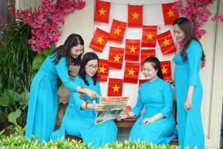 Quảng Ninh: Người dân hào hứng check-in với cờ đỏ sao vàng nhân dịp Quốc khánh 2/9