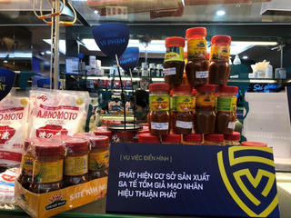 Trưng bày 'Nhận diện hàng thật - hàng giả'