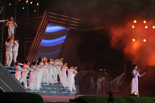 Hàng nghìn người dân đội mưa xem chương trình nghệ thuật đặc biệt mang tên “Ánh sao Độc lập”