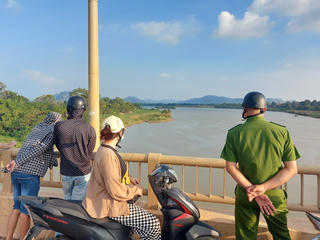 Để lại xe máy, người đàn ông nghi nhảy cầu tự tử