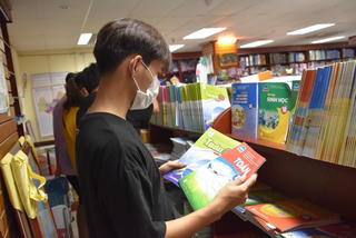 Cần một bộ sách giáo khoa thống nhất toàn quốc