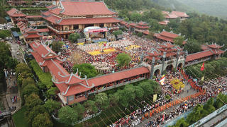 Hàng vạn người nô nức hành hương về chùa Ba Vàng dự Đại lễ Phật đản 