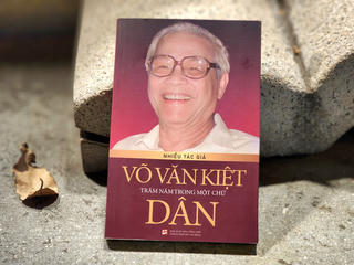 Ra mắt sách 'Võ Văn Kiệt - Trăm năm trong một chữ dân'