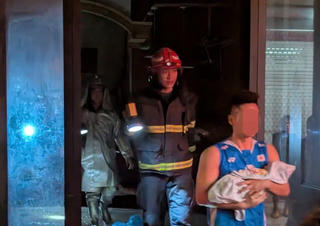 Hà Nội: Kịp thời giải cứu 8 người trong vụ cháy nhà lúc nửa đêm