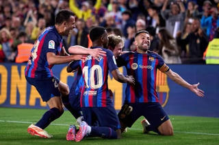 Barca tiến sát 'ngôi vương' La Liga