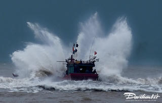 Quảng Bình: Cứu sống 14 ngư dân bị sóng đánh chìm tàu cá