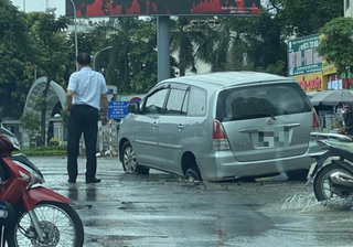 Xe ô tô sụt 'hố tử thần' ở Hà Nội