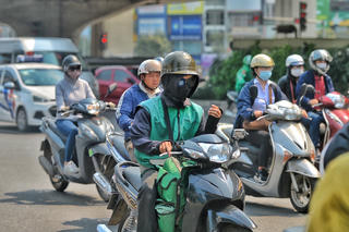 Người Hà Nội kín mít như 'ninja' dưới cái nắng đầu mùa