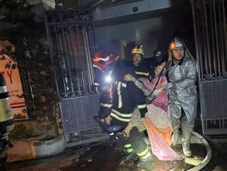 Cảnh sát giải cứu hai người trong đám cháy lúc rạng sáng