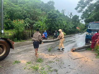 Quảng Nam: Cảnh sát giao thông hỗ trợ người dân di chuyển an toàn trong mưa lũ